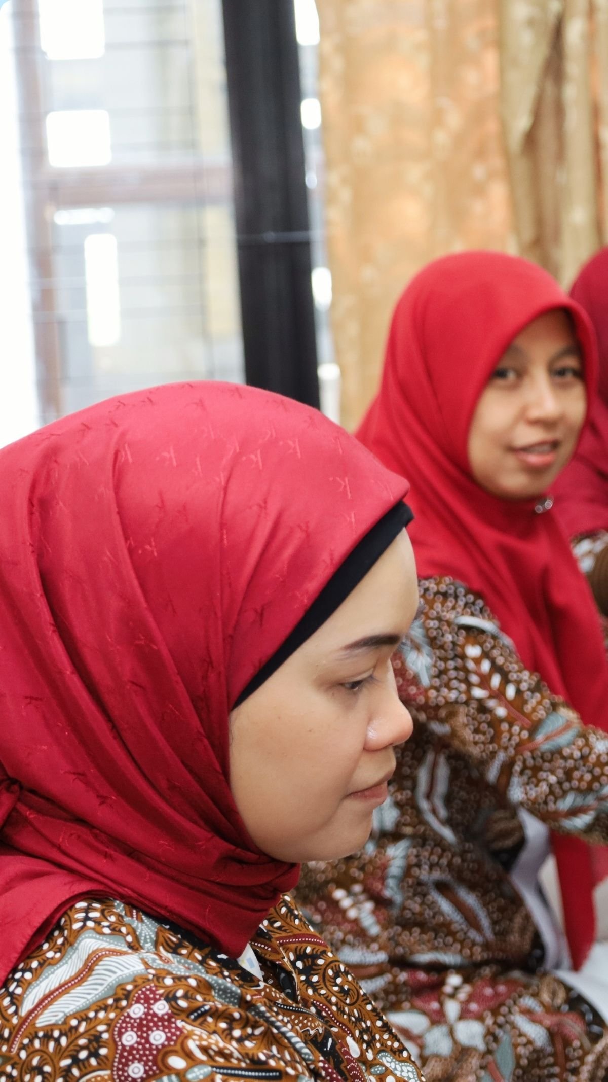Dua peserta perempuan mengikuti sesi pelatihan di ruang laboratorium.